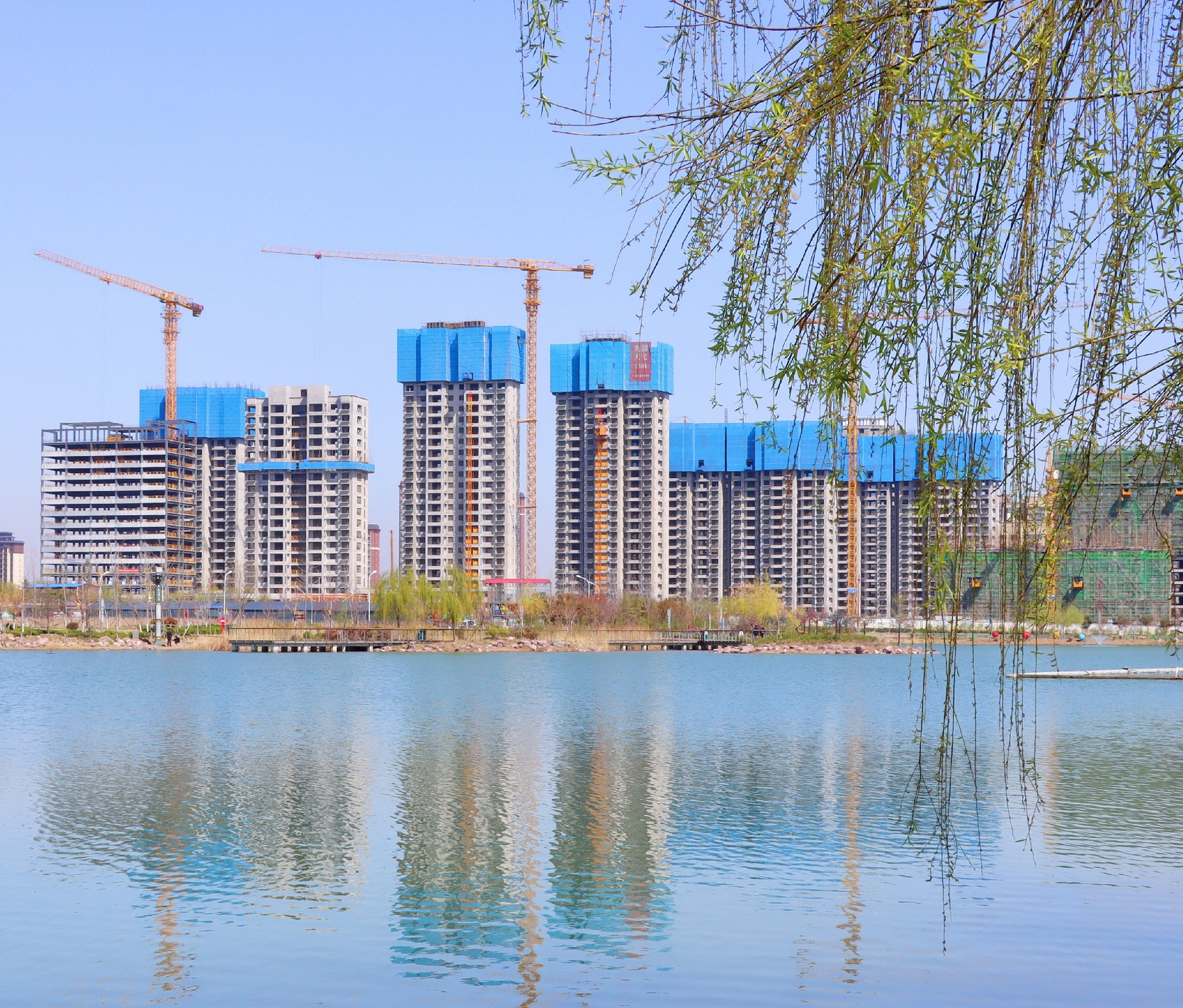 科技创新引领卫辉装配式建筑新风向——守拙园大禹湖畔项目顺利完成两项吊装任务